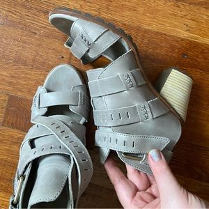 SOREL Nadia Buckle Leather 3” Heel Sandals in Gray Size 10